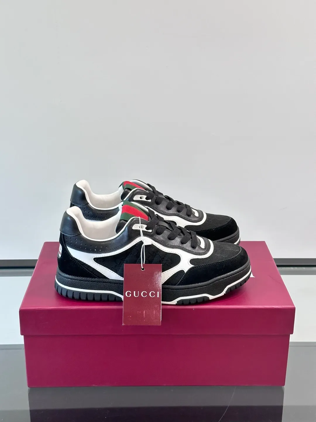 Men's Men's Shoes 💰480 [New Style] 🦨🦨Gucci 𝐆𝐮𝐜𝐜𝐢 𝐑𝐞-𝐖𝐞𝐛 As a sneaker created by Sabato De Sarno for Gucci, the Re-Web series reinterprets the brand's classic stripes, with bold and unique details to set off a modern silhouette design. These shoes are crafted from white leather. This new sneaker is ingeniously decorated with many of the brand's classic details, and is equipped with a bright red and green webbing tongue, which will make people fall in love at first sight. White leather has been specially treated to be soft and shiny, with an embossed grained texture. Script Gucci logo and Interlocking G web label with Interlocking G and script Gucci logo. Rubber outsole with Interlocking G detail eyelets. Web tongue. Size: Female 35-40 (Female 41, 42 customized). Male 38-44 (45, 46 customized)
